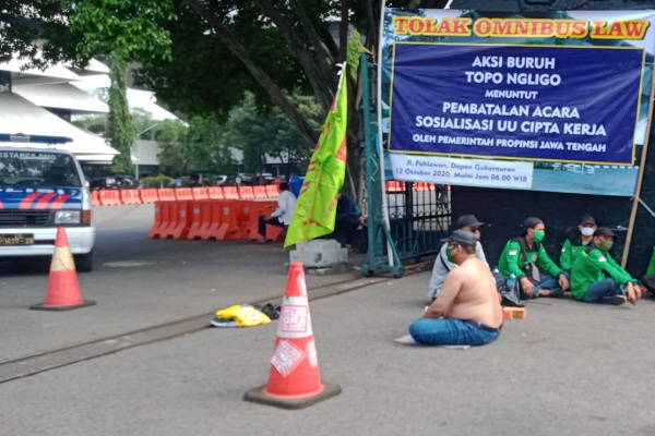 Gubernur Jateng Sosialisasi UU Cipta Kerja, Buruh di Semarang Aksi Telanjang Dada