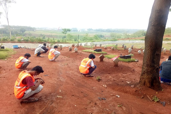 Tak Pakai Masker, Puluhan Warga Kota Semarang Berdoa di Makam Covid-19