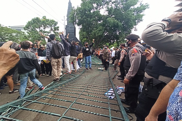 Begini Detik-Detik Jebolnya Gerbang DPRD Jateng oleh Demonstran Penolak Omnibus Law di Semarang