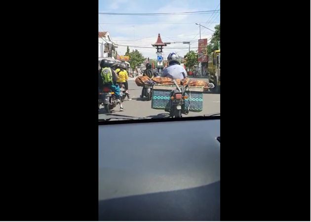 Viral, Pria di Boyolali Ini Terekam Kamera Bawa Jenazah dengan Motor