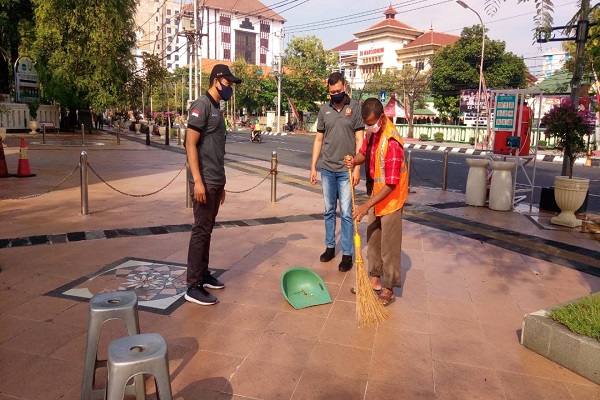 Satpol PP Semarang Operasi Protokol Kesehatan Sambil Bagi-Bagi Jamu