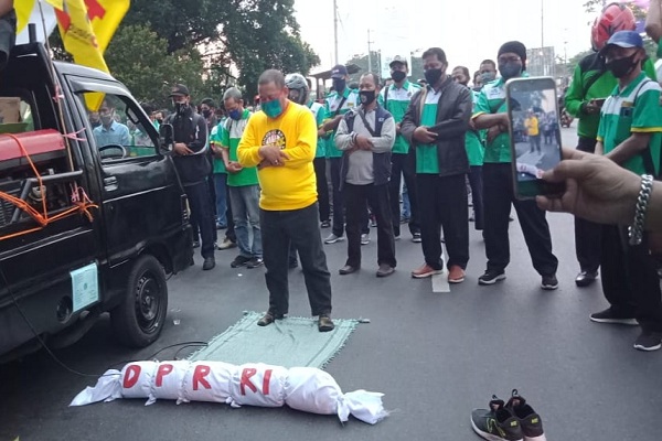 Tolak Omnibus Law, Buruh di Semarang Salat Gaib Untuk DPR di Depan Makam Belanda