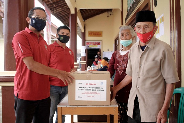 Semen Gresik Bantu APD dan Logistik Korban Erupsi Merapi