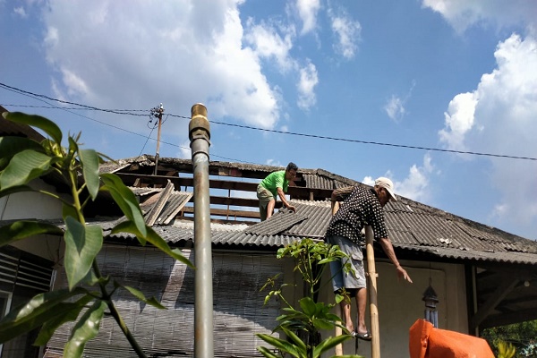 Diterjang Angin Puting Beliung, 2 Rumah Warga di Semarang Rusak Parah