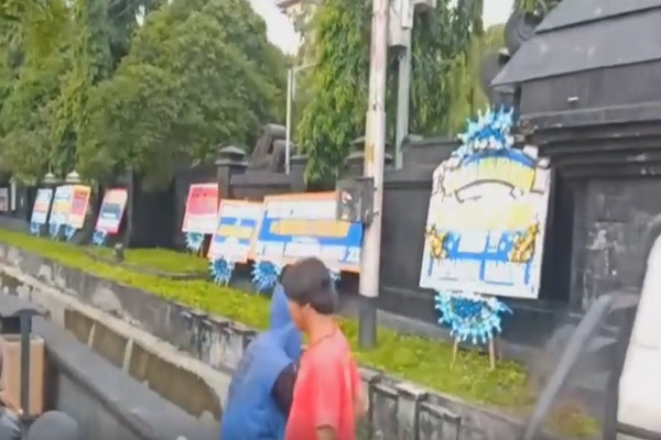 Kantor Gubernur Jateng Banjir Karangan Bunga, Suporter Minta Stadion Jatidiri untuk PSIS Semarang