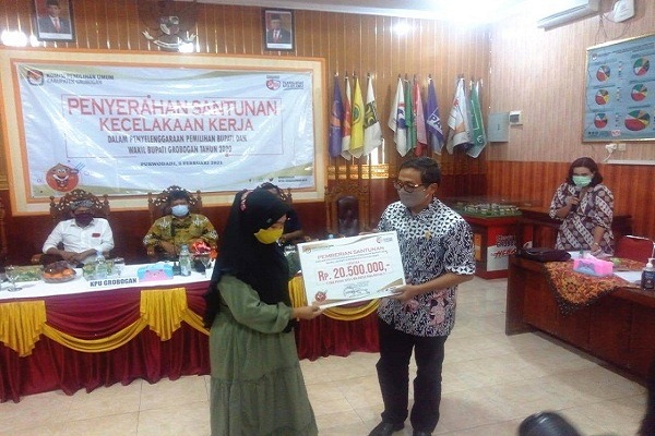 Terima Santunan dari KPU Grobogan, Ibu Anggota KPPS Menangis