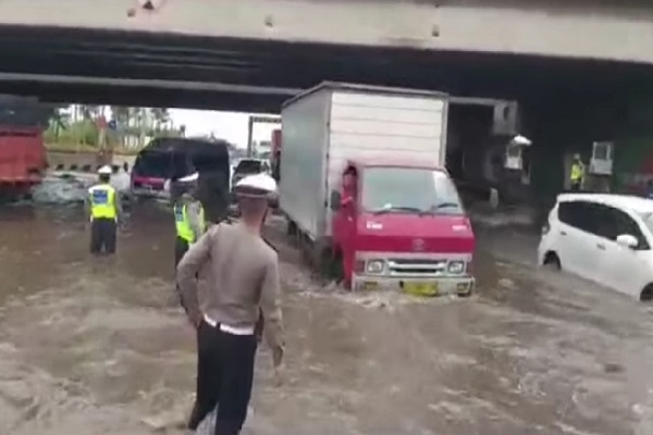 Hujan Lebat, Jalan Kaligawe Semarang Macet karena Banjir