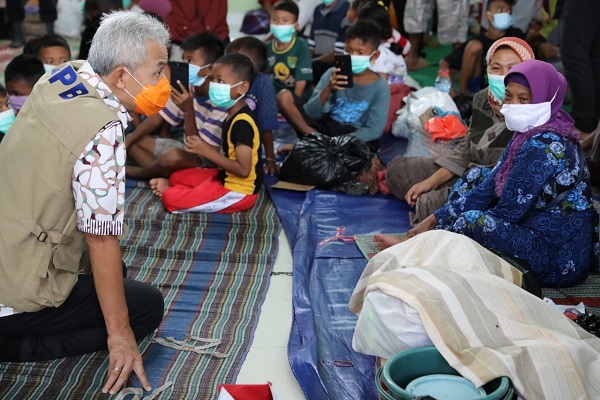 Tempat Pengungsi Banjir di Pekalongan Sesak, Gubernur Ganjar Minta Ruangan Disekat