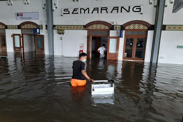 Stasiun Tawang Semarang Terendam Banjir, Perjalanan KA Dialiahkan