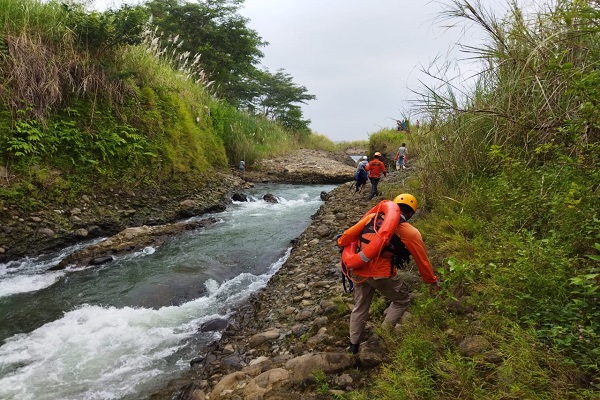 BAB di Sungai Sengkarang, Warga Pekalongan Hanyut