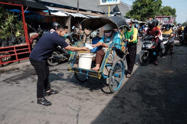 Semen Gresik Bagikan Masker dan APD untuk Dukung Rembang Bebas Covid-19