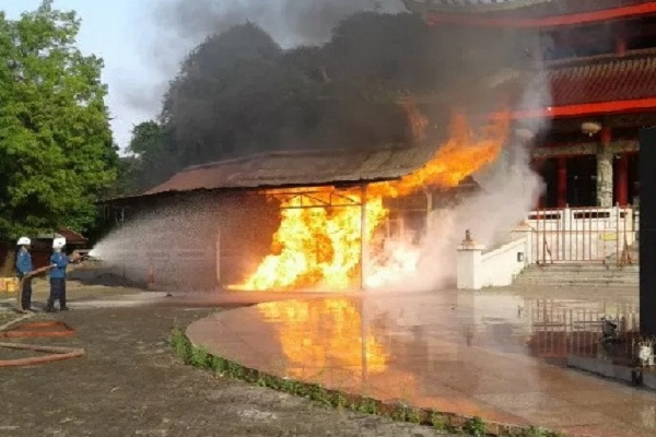 Kelenteng Sam Po Kong di Semarang Kebakaran