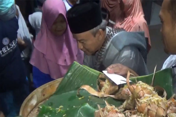 Bagi-Bagi Kupat Jembut di Tradisi Syawalan Khas Semarang