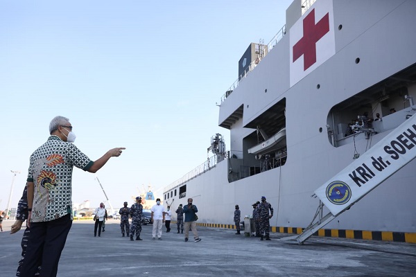 Bersandar di Tanjung Emas, KRI dr Soeharso Bantu Pasokan Oksigen di Jateng