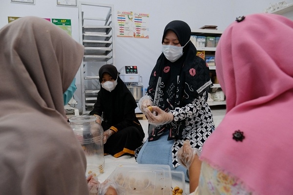 Sukses Jadikan Ponpes Inkubator Santripreneur, SG Dorong Lathifah ke WEPs Awards