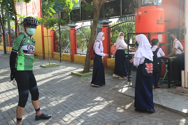 Hari Pertama PTM di Semarang Diwarnai Kerumunan Siswa Cuci Tangan