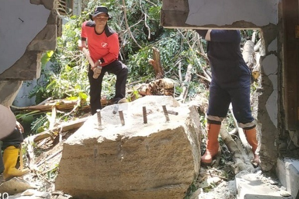 Ngeri! Batu Raksasa Jebol Rumah Warga di Prambanan Sleman