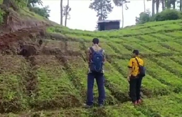 Retakan Tanah Pascagempa di Brebes, Bahaya Lho