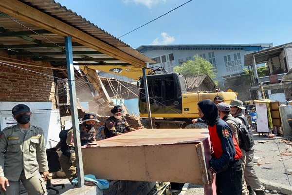 Ricuh, Satpol PP & Warga Adu Mulut saat Puluhan Rumah di Semarang Dibongkar