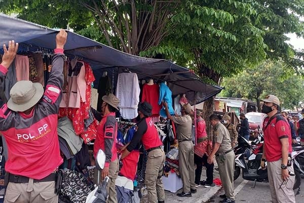 Satpol PP Semarang Bongkar Lapak Pedagang di Depan Pasar Simongan