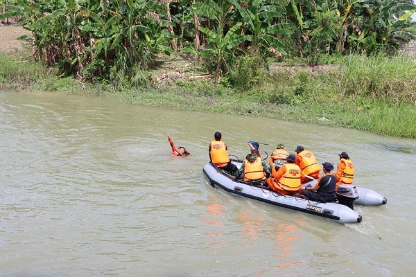 Warga Penasaran Ada SAR Grobogan Berkumpul Di Sungai Serang