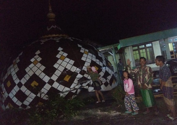 Wuss! Angin Kencang Terbangkan Kubah Masjid