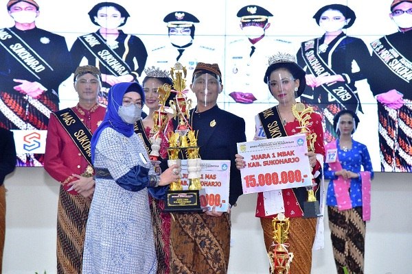 Zaki dan Fransiska Juara Mas Mbak Duta Wisata Sukoharjo 2021