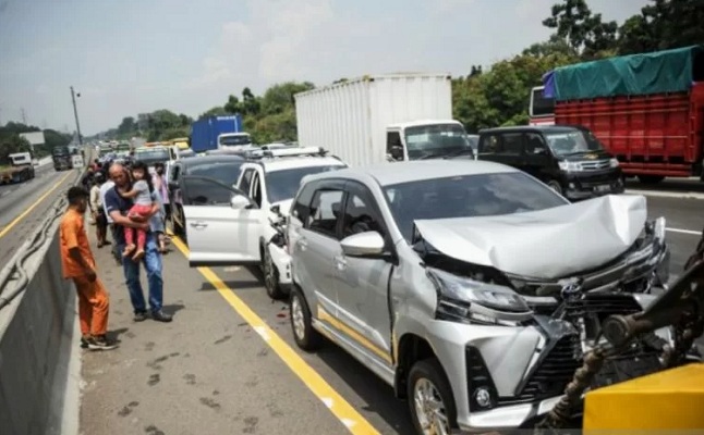 Ngeri! 11 Kendaraan Terlibat Kecelakaan Beruntun di Tol 