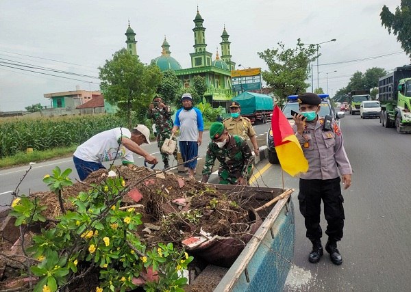 Puluhan Pot Bunga di Jalan Solo-Jogja Dirusak