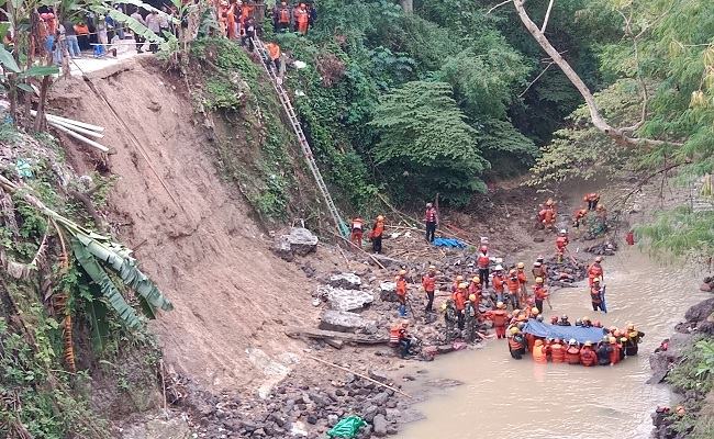 Talut Longsor, Jasad Sastro Setu Ditemukan Dalam Sungai