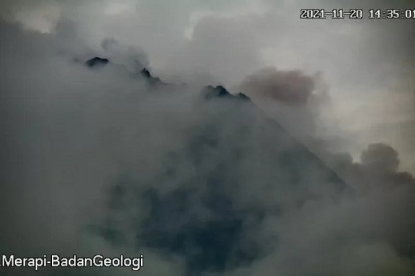 Gunung Merapi Luncurkan Awan Panas Sejauh 1,8 km