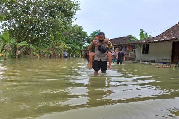 Terjang Banjir Brati Grobogan, Bripka Rustam Gendong Nenek-nenek