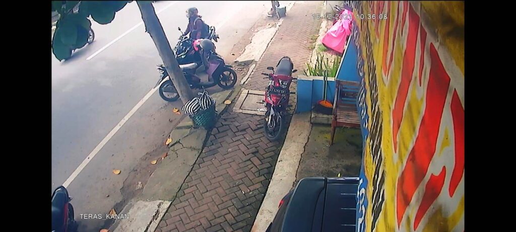 2 Aksi Pencurian Helm di KaranganyarTerekam CCTV