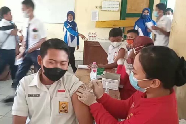 Pelajar dan Santri Ikut Vaksinasi Covid-19 dari BIN Jateng