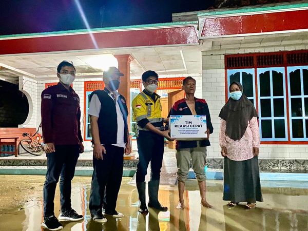 Peduli Korban Banjir di Rembang, Tim Reaksi Cepat Semen Gresik Salurkan Bantuan