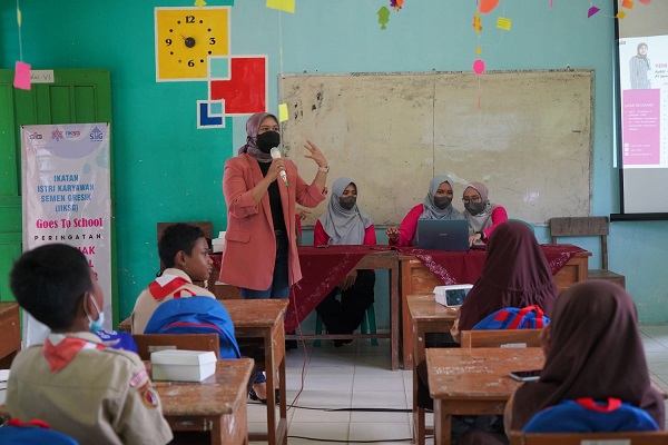 Hari Anak, Istri Karyawan Semen Gresik Goes to School di Rembang