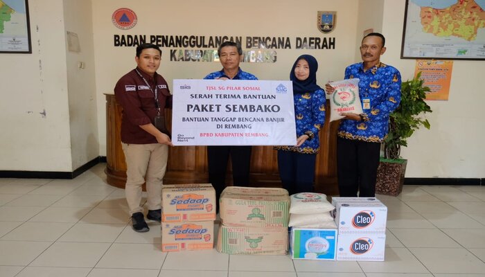 Semen Gresik dan BPBD Kabupaten Rembang Salurkan Bantuan kepada Korban Banjir