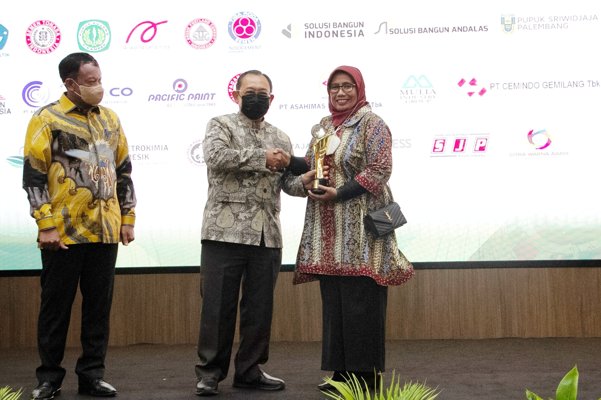 Ramah Lingkungan, Semen Gresik Sabet Penghargaan Industri Hijau 2022 dari Kemenperin