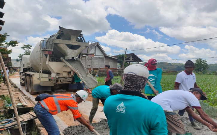 Proses pembangunan jalan rabat beton sepanjang 500 meter di Desa Tegaldowo, Kabupaten Rembang yang melibatkan masyarakat secara langsung dan merupakan dukungan PT Semen Gresik melalui program FMM. (Istimewa)