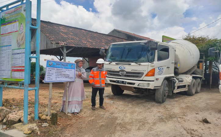 Libatkan Pekerja Lokal, Semen Gresik Bangun Jalan Beton Senilai Rp450 Juta di Rembang
