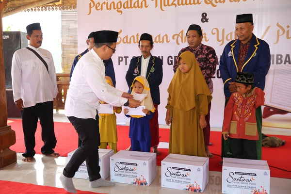 Semen Gresik Beri Santunan dan Bingkisan 384 Anak Yatim Piatu di Rembang dan Blora