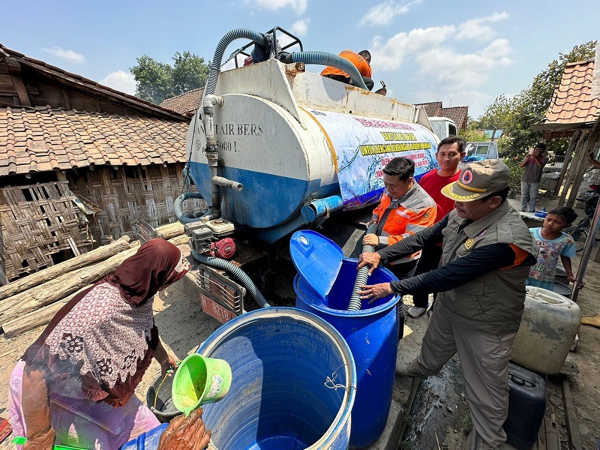 Warga Rembang Alami Kekeringan Ekstrem, PT Semen Gresik Salurkan 400.000 Liter Air Bersih