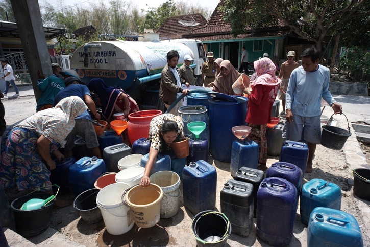Bantu Warga Terdampak Kekeringan, UPZ Baznas Semen Gresik Salurkan 500.000 Liter Air di Rembang