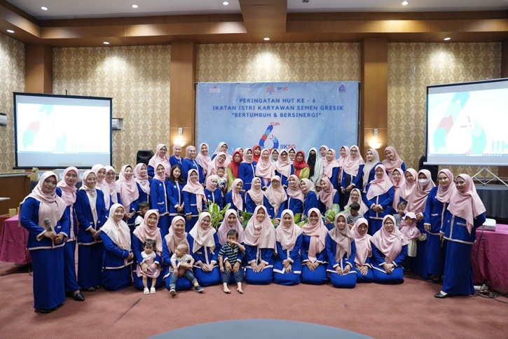 Foto bersama perwakilan pembina IIKSG, perwakilan dari IIKSMI, beserta puluhan anggota IIKSG pada puncak perayaan HUT ke-6 IIKSG di Ballroom Fave Hotel Rembang, Minggu (5/11/2023). (Istimewa)