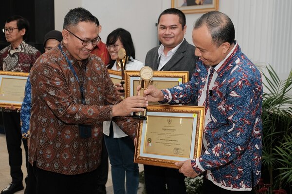 General Manager of Communication & Legal PT Semen Gresik, Abdul Manan (kanan), menerima penghargaan terbaik 2 pada ajang CSR Awards 2023 dari Pemerintah Provinsi Jawa Tengah di Aula Wisma Perdamaian, Semarang (18/12/2023).(Istimewa)