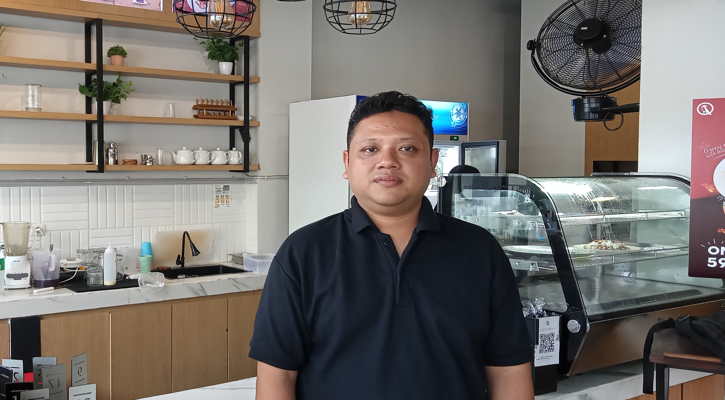 Pengelola Ornito Cafe, Syaiful Rosyid, berada di Ornito Cafe, Ngoresan, Jebres, Solo, Rabu (6/12/2023).(Solopos.com/Bayu Jatmiko Adi)