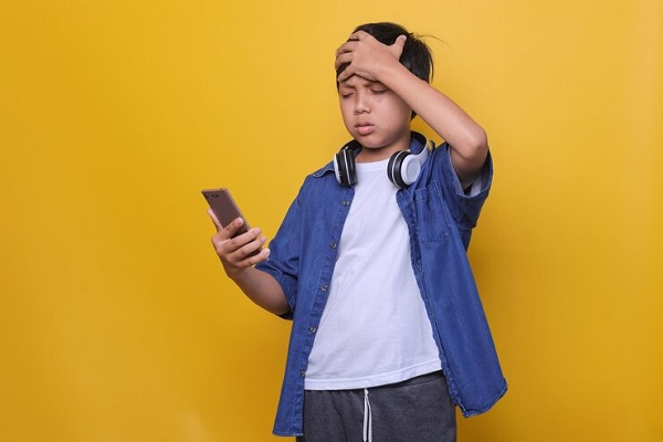 Hai Moms! Dampak Negatif Gadget ke Anak Bisa Dicegah Kok