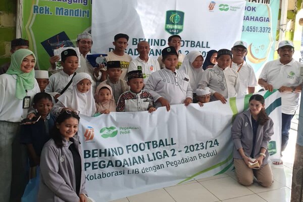PT Pegadaian bersama Liga Indonesia Baru (LIB) memberikan santuan kepada sejumlah panti asuhan kegiatan Behind Football Liga 2 yang diadakan di Kota Gresik pada Jumat (12/1/2024). (Istimewa)