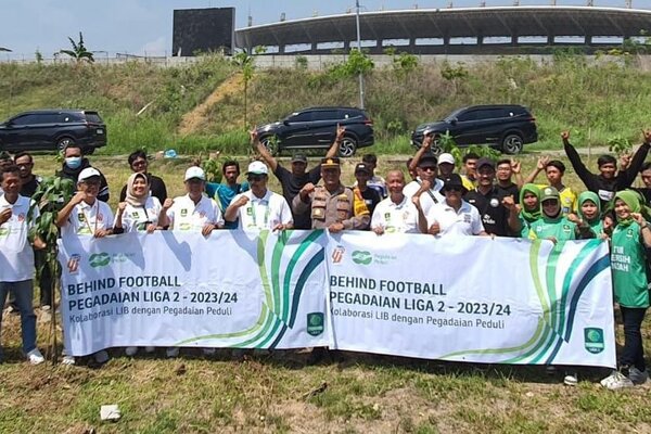 Beri Kontribusi Positif, Pegadaian Liga 2 Ajak Pencinta Bola Peduli Lingkungan dan Sosial di Gresik