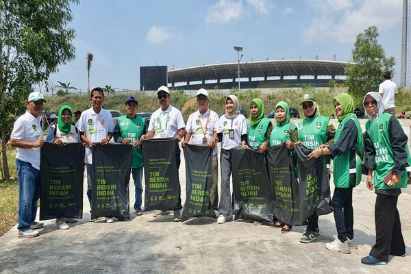 PT Pegadaian bersama Liga Indonesia Baru (LIB) turut memberikan kontribusi positif untuk lingkungan dan masyarakat melalui kegiatan Behind Football Liga 2 yang diadakan di Kota Gresik pada Jumat (12/1/2024).(Istimewa)